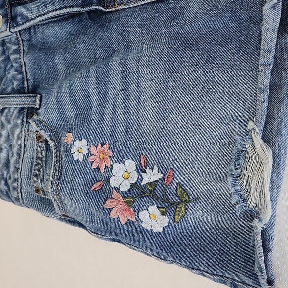 Time and Tru Embroidered Jean Shorts. Size 6 - Picture 4 of 10